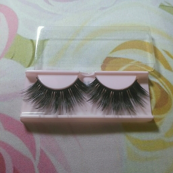 *LOW IN STOCK* C11 IG MINK lashes by Lash Levels - Picture 2 of 5